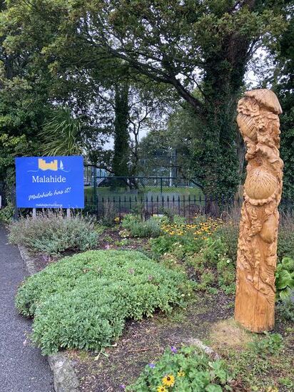 Malahide, Holzschnitzereien eines regionalen Künstlers