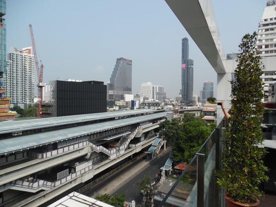 Blick von der Dachterrasse unseres Hotels