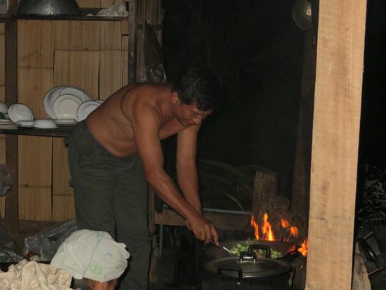 Piroon beim Abendessen kochen