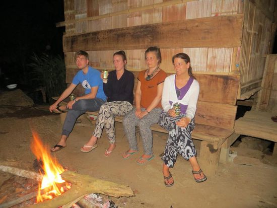 Gemütlicher Abend am Lagerfeuer