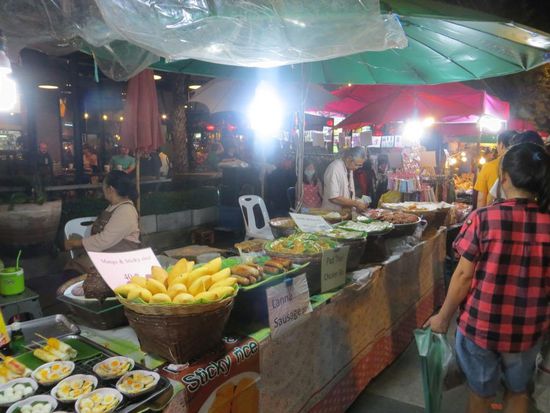 Sonntags-Nachtmarkt in Chiang Mai