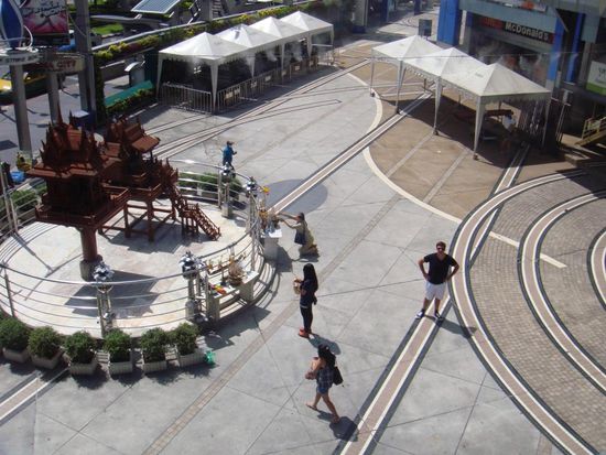 Tempel vor dem MBK Center