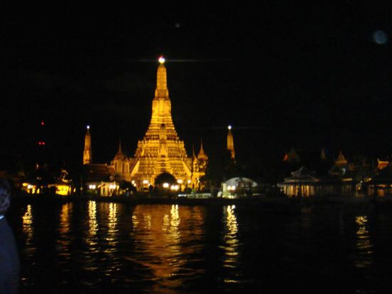 ..während am Ufer beeindruckende Sehenswürdigkeiten an uns vorbei zogen.