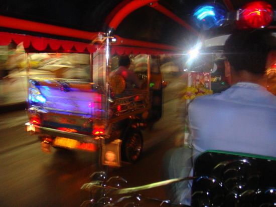 Tuk-Tuk-Rennen auf dem Heimweg
