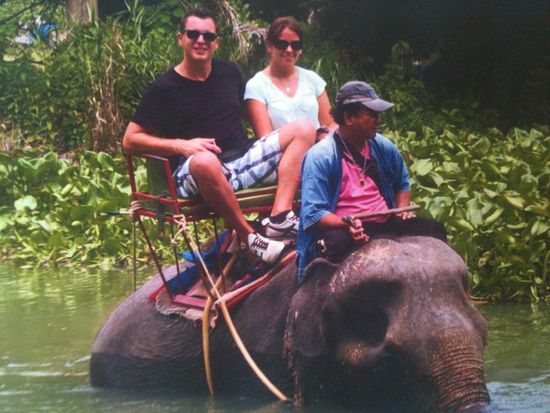 Flussdurchquerung auf einem Elefanten