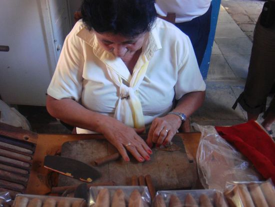 Zigarrendreherin bei der Arbeit
