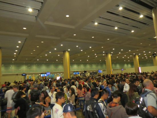 Anstehen an der Immigration in Bali...