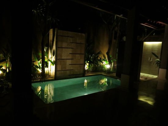 Unser Pool bei Nacht