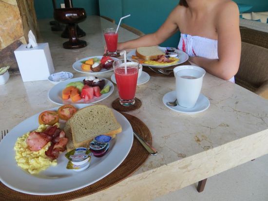 Leckeres Frühstück im Ahimsa Beach Resort