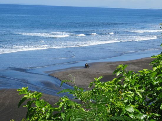 schwarze Strände an Balis Westküste