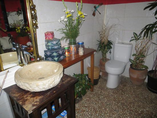 Badezimmer im Warung Schnitzel 