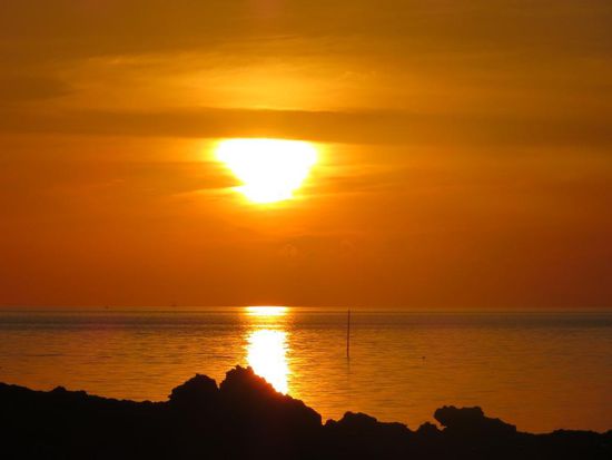 Sonnenuntergang am Strand von Labuan Bajo