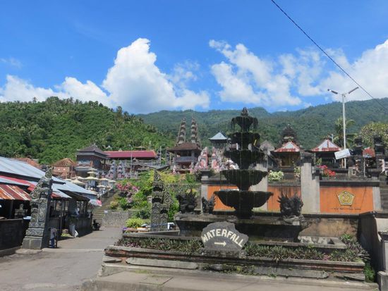 Auf dem Weg zum Wasserfall von Les