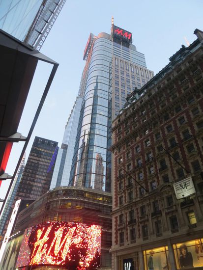 Selbst der H&amp;M ist hier etwas größer als Daheim... 