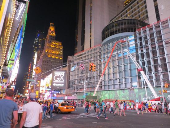 Times Square bei Nacht (auch wenn es taghell wirkt)