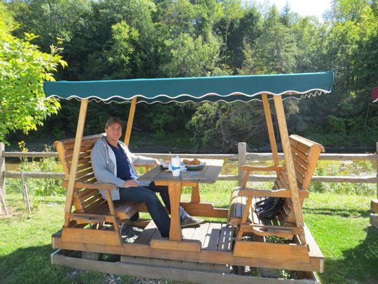 Diner mit sonnigem Außenbereich am Fluss