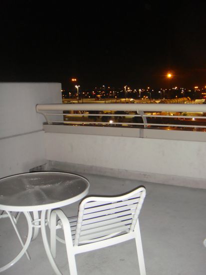 Balkon mit Blick auf den Flughafen