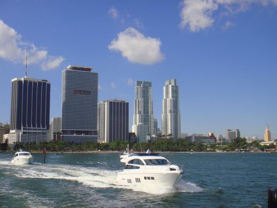 Miamis Skyline vom Wasser aus