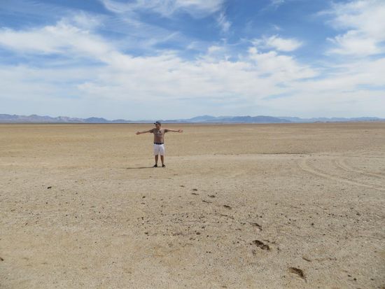 Meilenweit nichts....