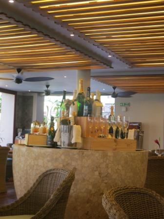 Moet-Station beim Frühstücksbuffet