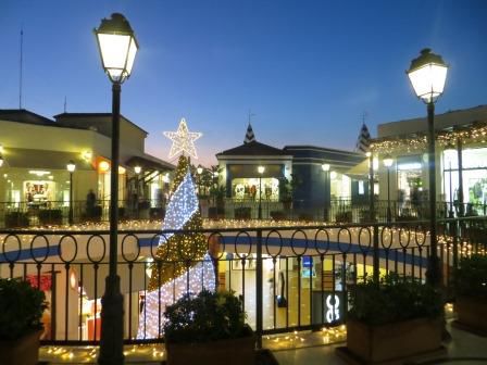 vorweihnachtliches Shoppingcenter
