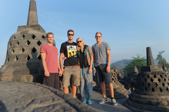 Unsere Truppe am Borobudur Tempel