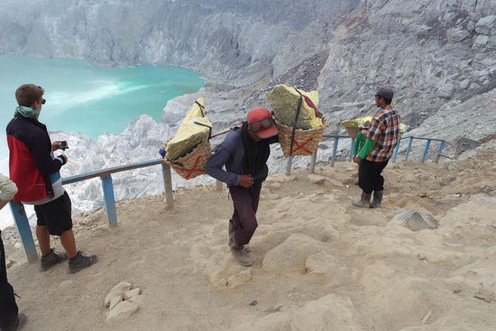 Die Arbeiter tragen ihre 60-70kg schweren Körbe den Krater hoch und dann weiter ins Tal