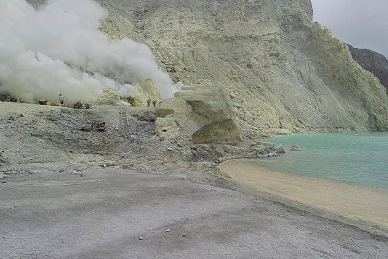 Die Arbeiter beim Schwefelabbau