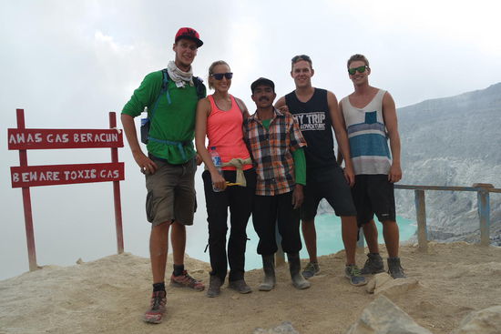 Unser "Guide" und wir nach dem anstrengenden Aufstieg aus dem Krater