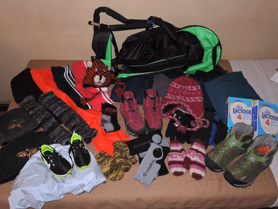 Das passiert, wenn man den Rucksack für 1 Jahr Sonnenschein gepackt hat und plötzlich in Nepal landet - 5 Stunden Shoppingtour. Flip Flops und Co verstauen wir in Kisten und die Wintersachen kommen in den Rucksack.