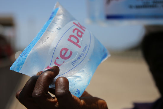 Aus solchen Plastiksäcken habe ich getrunken. Man muss hinein beißen, um das Wasser zu trinken, welches stark nach Kalk schmeckt [36]