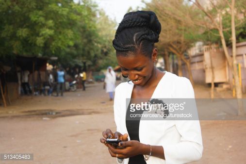 Afrikanische Frau mit Moblitelefon [12]