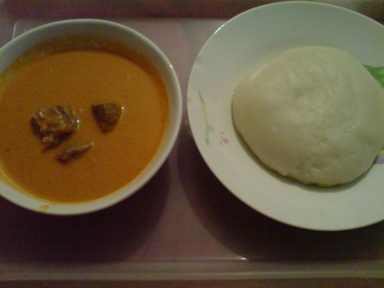 Rechter Teller: Fufu für 1 Person - Linker Teller: Soße und Fleisch für ca. 6-10 Personen [34]