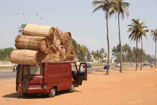 Voll beladener Bus in Lomé [6]
