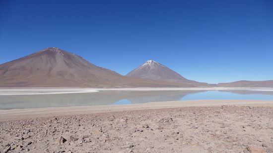 Laguna Verde mit Vulkan Licancabur im Hintergrund, durch den die chilenisch-bolivianische Grenze verläuft.