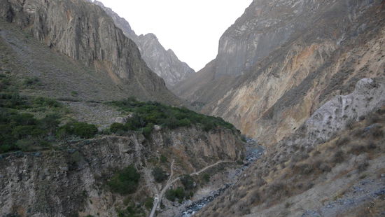 Unten sieht man schon die Brücke...das ist der tiefste Punkt