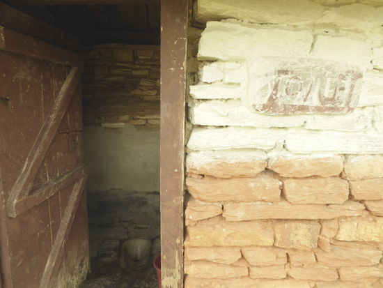 Ich habe mich noch nie so auf eine schmutzige Toilette soooo gefreut! Besser als im Dschungel bei den Blutegeln :-$