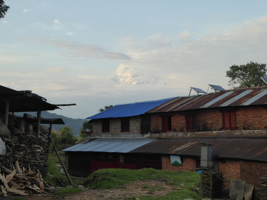 Da guckt ein Berg aus den Wolken heraus... die sind aber riesig (wir sind ja schon in 2.000 m Höhe)