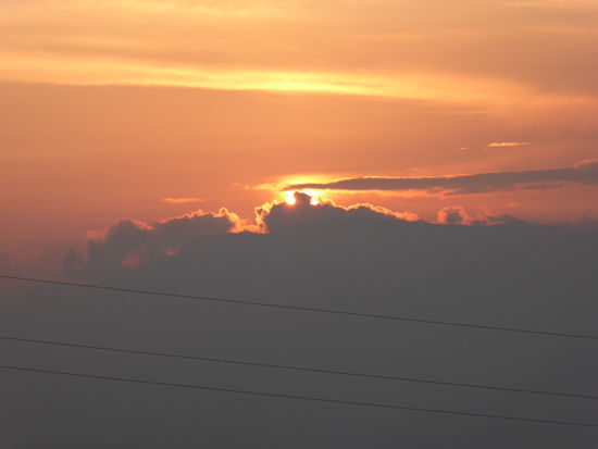 Unser erster Sonnenuntergang in Nepal... und Torben hat ihn verpasst, weil er Blutegel von seinen Füßen weg gemach hat 