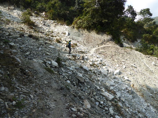Die Straße ist unter einem Erdrutsche begraben...