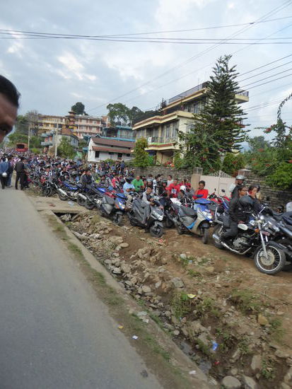 Kilometerlang Schlange stehen zum Tanken?!? Gibt es was umsonst? 