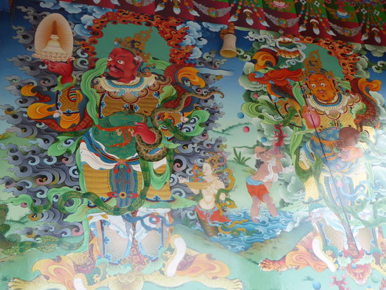 Diese Götter sollen die bösen Geister vor dem Tempel vertreiben