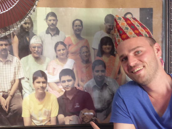 Torben möchte auch zur Familie gehören! Er zeigt mit dem Finger auf Prabhakar