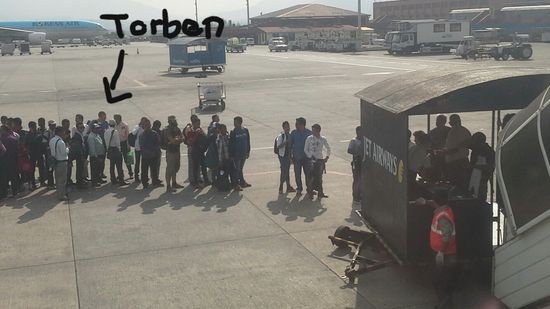 Ich sitze schon längst im Flieger! Die Frauenschlange ist für einmal kürzer 