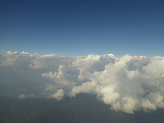 Die Bergen ragen aus den Wolken heraus