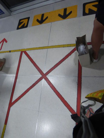 Die Thais sind offensichtlich sehr ordentlich: Markierungen zum Ein- und Aussteigen in der U-Bahn... und tatsächlich stehen alle hintereindar und warten, daß der Zug kommt!