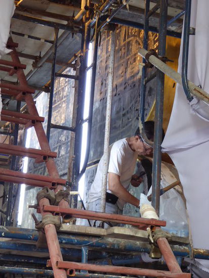 Die 5 Meter langen Fußsohlen werden restauriert