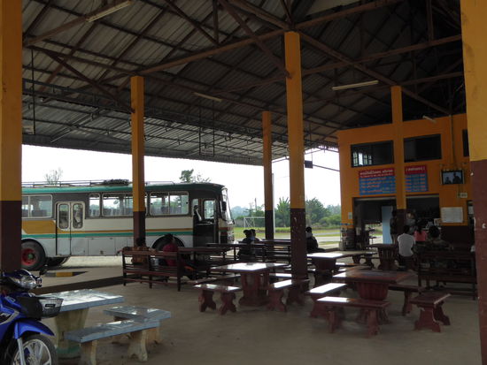 Der Busbahnhof in Huay Xai - da ist unser Bus!
