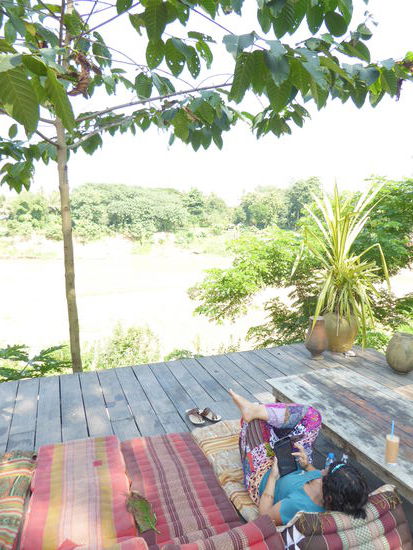 Chillen am Flussufer im Utopia