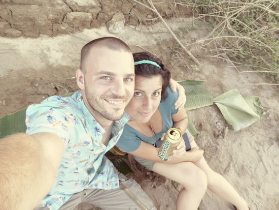 Zu zweit am Strand. Keiner da, nur wir das Wasser und der Sonnenuntergang